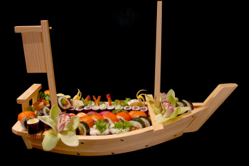 Tradycyjne sushi maki, californie, futomaki, sashimi